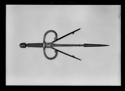 Vänsterhandsdolk med springklinga, Tyskland, 1600-talets början - Livrustkammaren - 68959