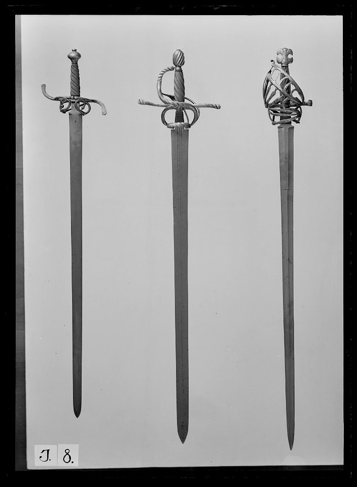 Värja (förfalskning), sammansatt av ursprungligen ej samhörande delar. Typen Tyskland ca 1600 - Livrustkammaren - 9338