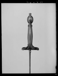 Värja med imiterat fäste och karolinsk klinga. Fäste 1800-talets slut, klinga Sachsen 1706-1707 - Livrustkammaren - 62424