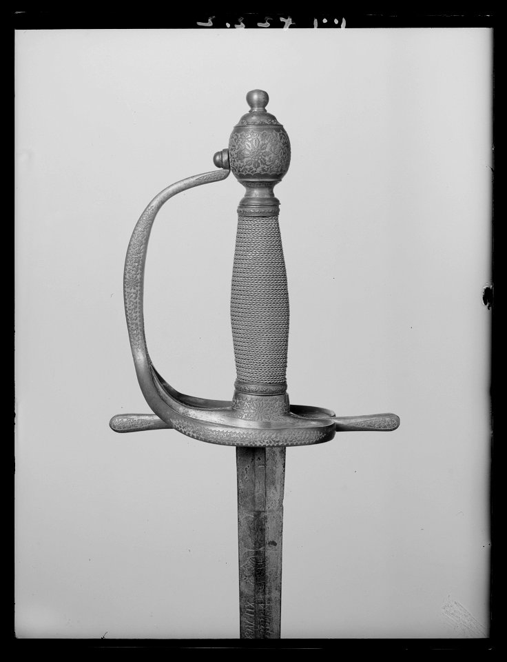 Värja med imiterat fäste och karolinsk klinga. Fäste 1800-talets slut, klinga Sachsen 1706-1707 - Livrustkammaren - 79545