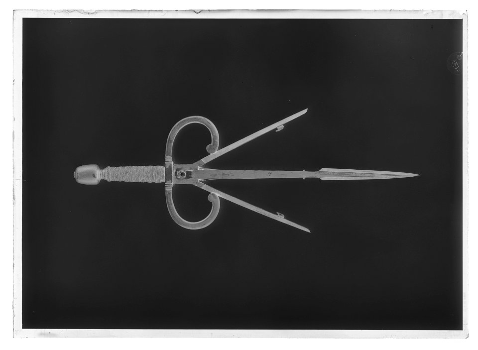 Vänsterhandsdolk med springklinga, Tyskland, 1600-talets början - Livrustkammaren - 68959-negative