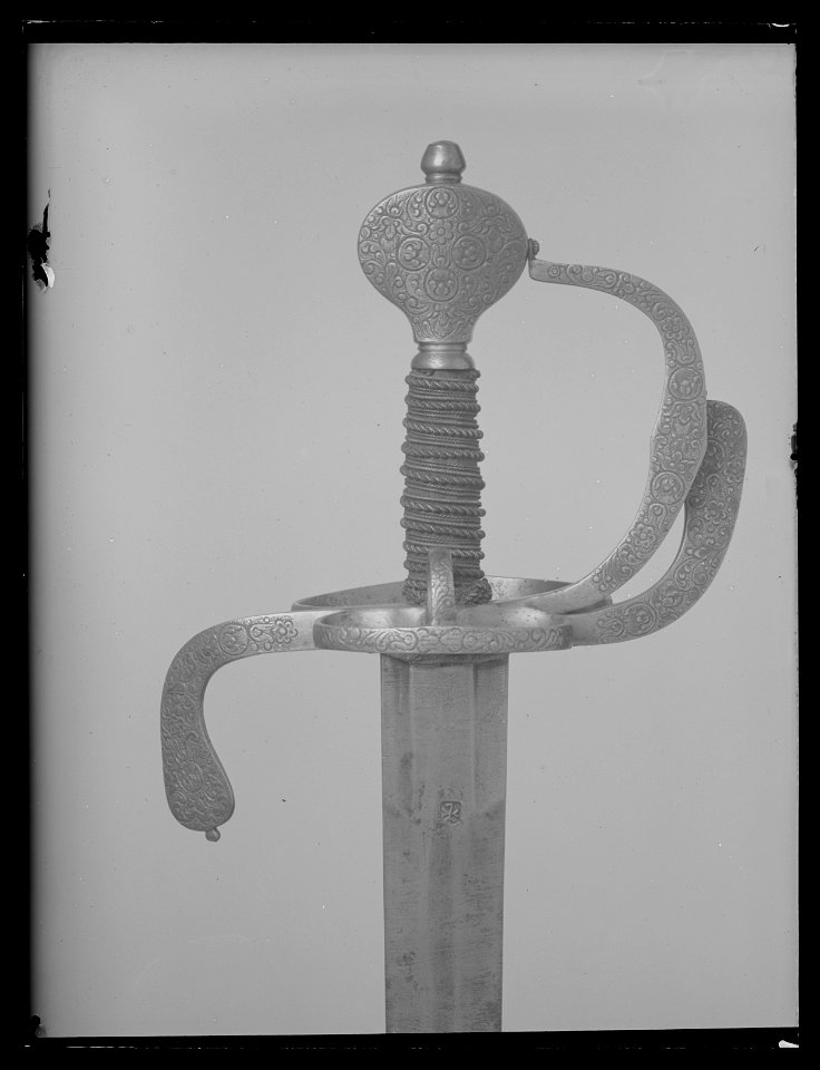 Värja med balja nr 9217. Fäste Tyskland c. 1840-1850. Klinga Tyskland 1600-talet - Livrustkammaren - 62363