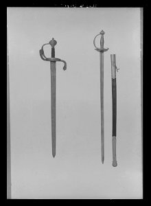 Värja (förfalskning) med balja nr 9217. Fäste Tyskland c. 1840-1850. Klinga Tyskland 1600-talet - Livrustkammaren - 61229