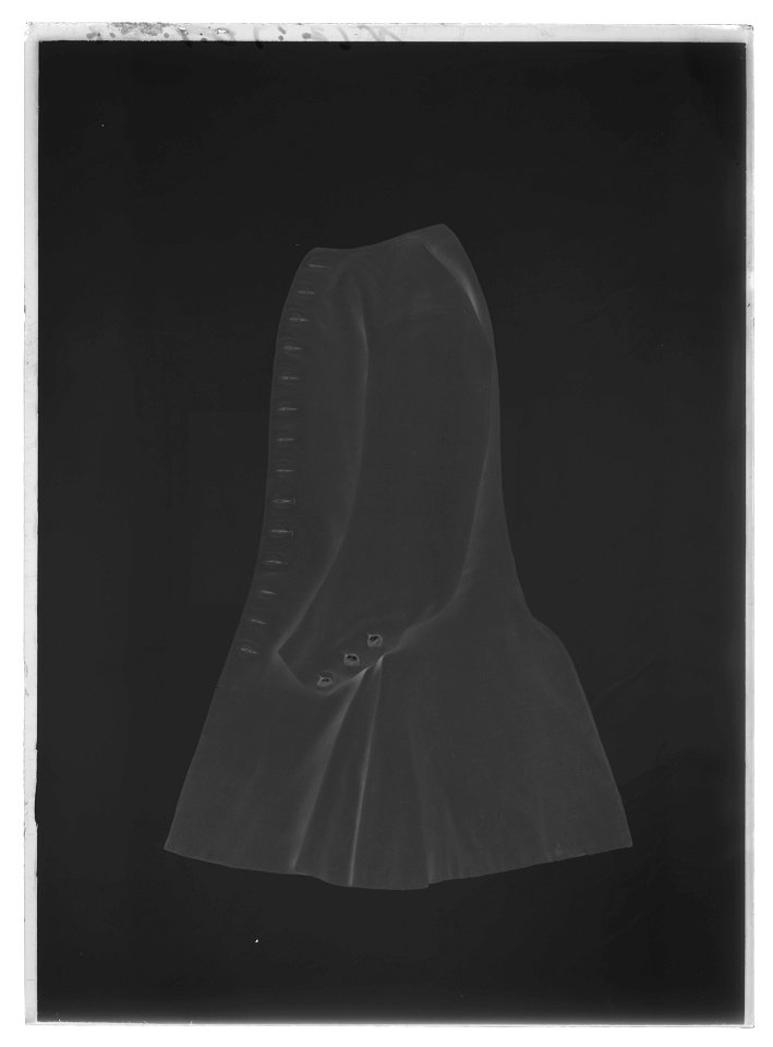 Väst till Karl XIIs uniform från Fredrikshald 1718 - Livrustkammaren - 35856-negative