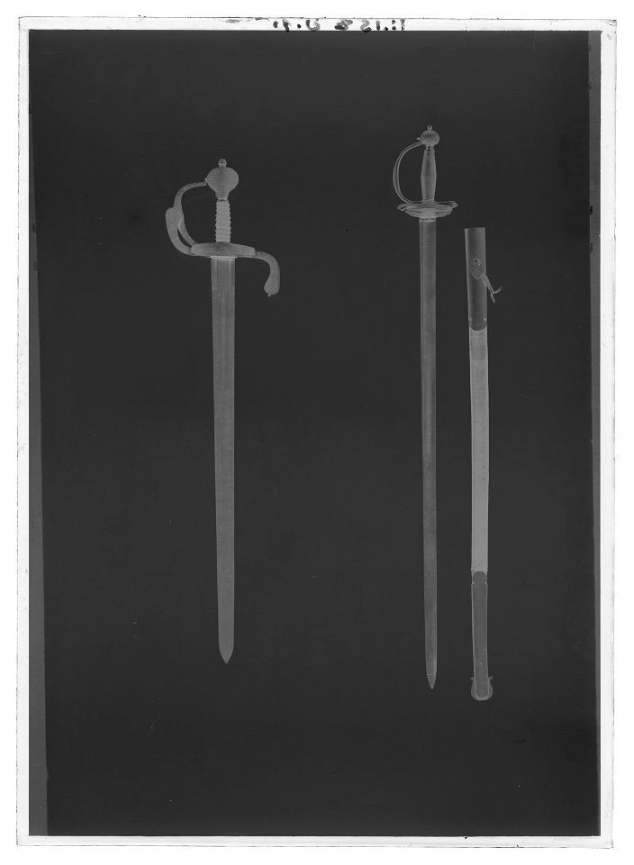 Värja (förfalskning) med balja nr 9217. Fäste Tyskland c. 1840-1850. Klinga Tyskland 1600-talet - Livrustkammaren - 61229-negative