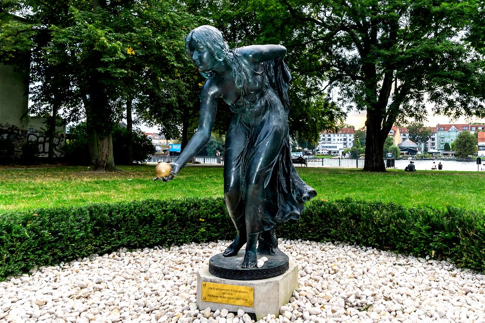 Walter Schott-Die Kugelspielerin (Köpenick) DSC6867