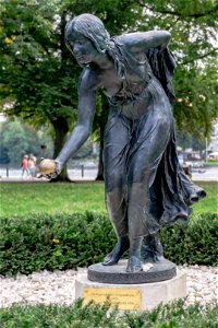 Walter Schott-Die Kugelspielerin (Köpenick)-Detail DSC6868