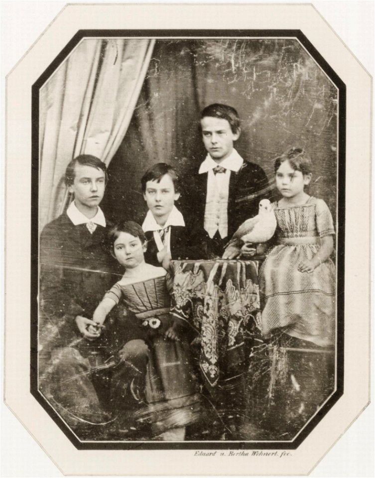Wehnert, Bertha und Eduard - Kindergruppe mit Taube, Leipzig (Zeno Fotografie)