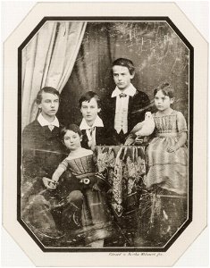 Wehnert, Bertha und Eduard - Kindergruppe mit Taube, Leipzig (Zeno Fotografie)