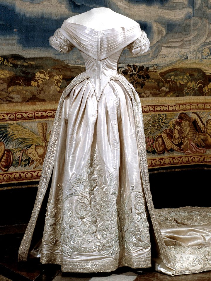 Wedding dress of Louise of the Netherlands, Queen consort of Sweden and Norway 02