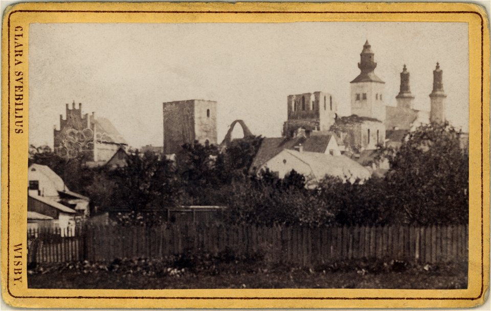 Wisby. Stadsvy , 1800-talets andra hälft, med Visby domkyrka - Nordiska museet - NMA.0091069