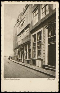 Zeedijk 1-3 waarvan het houten pand op nr. 1 als oudste pand van Amsterdam genoemd word. Uitgaverij N.V. Luxe Papierwarenhandel v.h. Roukes & Erhart, Afb PBKD00326000002
