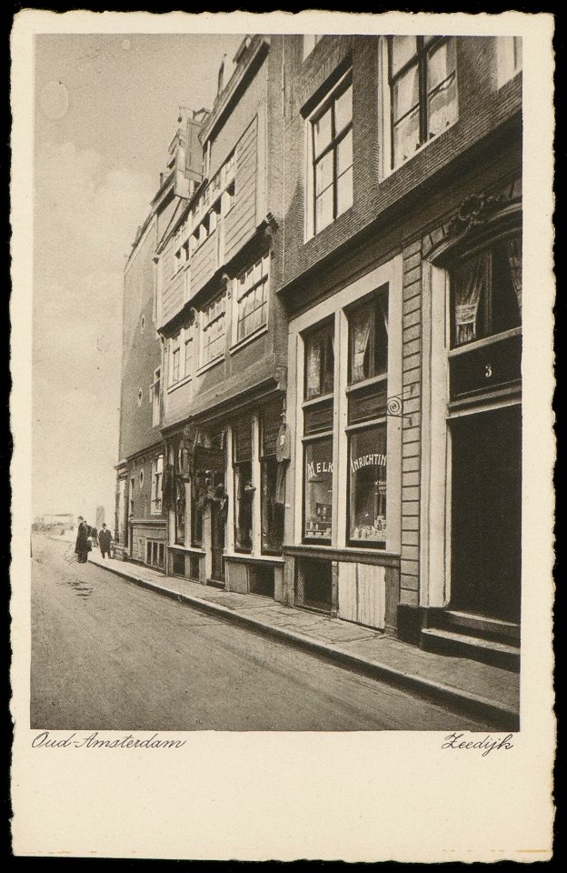 Zeedijk 1-3 bij de Prins Hendrikkade. Uitgave N.V. Luxe Papierwarenhandel v.h. Roukes & Erhart, Baarn, Afb PBKD00308000003
