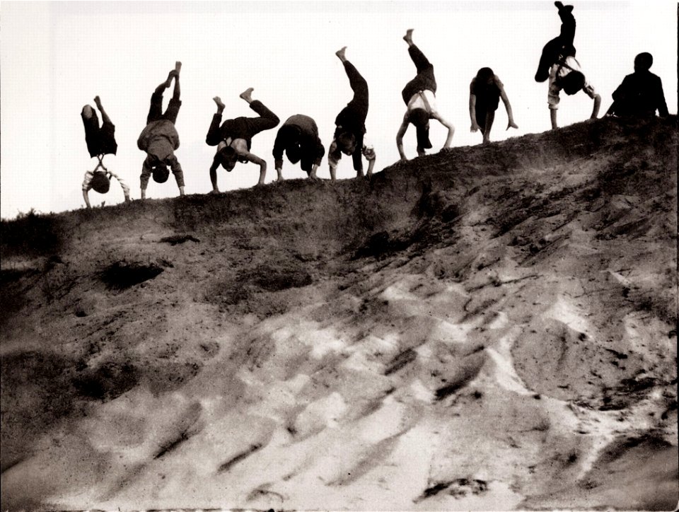 Zille, Heinrich - Kinder und Kinderspielplätze, acht Jungen üben Handstand (Zeno Fotografie)
