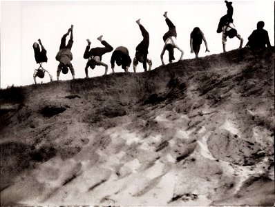 Zille, Heinrich - Kinder und Kinderspielplätze, acht Jungen üben Handstand (Zeno Fotografie)