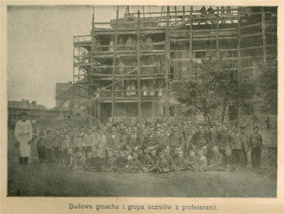 Budowa gmachu i grupa uczniów z profesorami w domu pracy przy ul. Lipowej (68621)