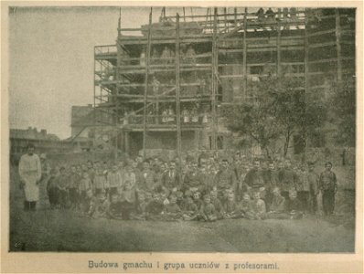 Budowa gmachu i grupa uczniów z profesorami w domu pracy przy ul. Lipowej (68621)