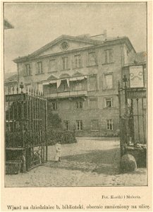 Gmach byłej Biblioteki Załuskich Wjazd na dziedziniec b. biblioteki obecnie zamieniony na ulicę (80977)