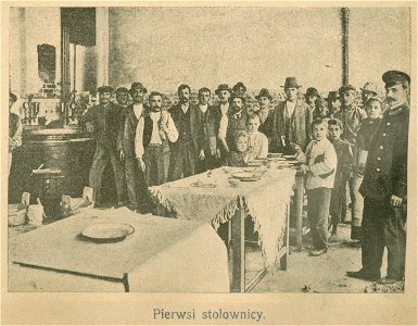 Pierwsi stołownicy w budynku kuchen ruchomych na Pradze (70337)