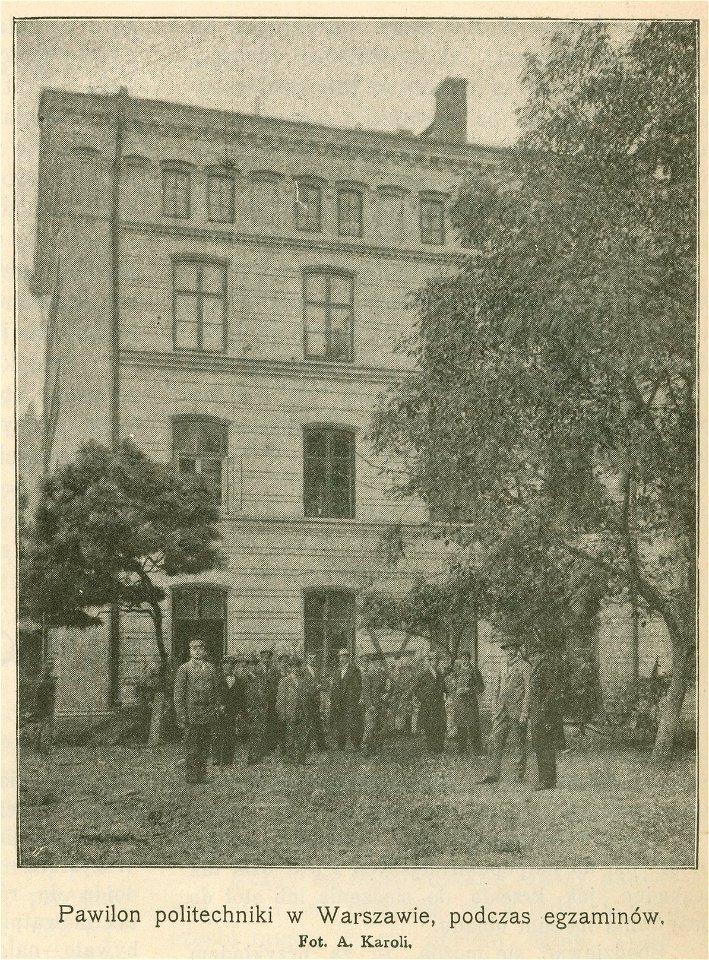 Pawilon politechniki w Warszawie, podczas egzaminów - Fot. A. Karoli (68612)