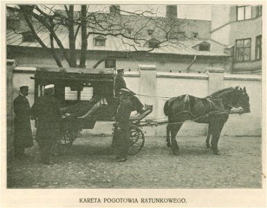 Pogotowie Ratunkowe w Warszawie Remiza pogotowia i kareta gotowa do wyjazdu (79054)