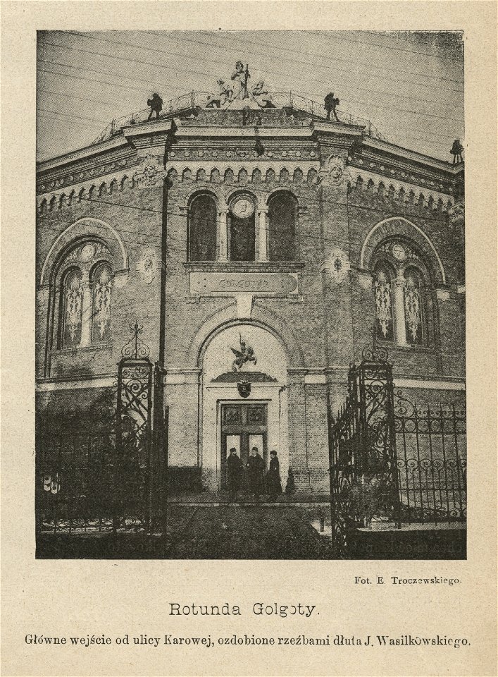 Rotunda Golgoty. Główne wejście od ul. Karowej, ozdobione rzeźbami dłuta J. Wasilkowskiego (52945)