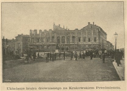 Układanie bruku drewnianego na Krakowskim Przedmieściu (60780)