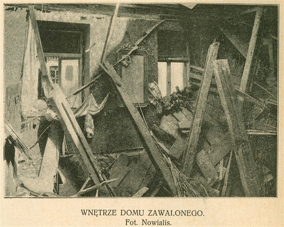 Wnętrze domu zawalonego na placu św. Aleksandra Fot. Nowialis (79271)