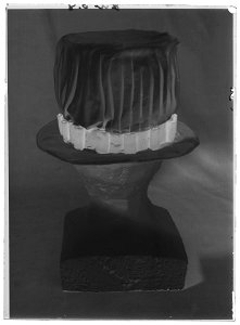 Hatt till serafimerdräkt - Livrustkammaren - 61844-negative