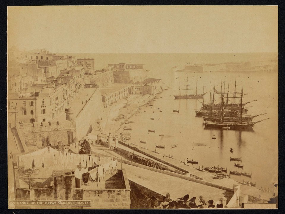 Havengezicht in Malta Entrance of the Great Harbour, Malta (titel op object), RP-F-F16008
