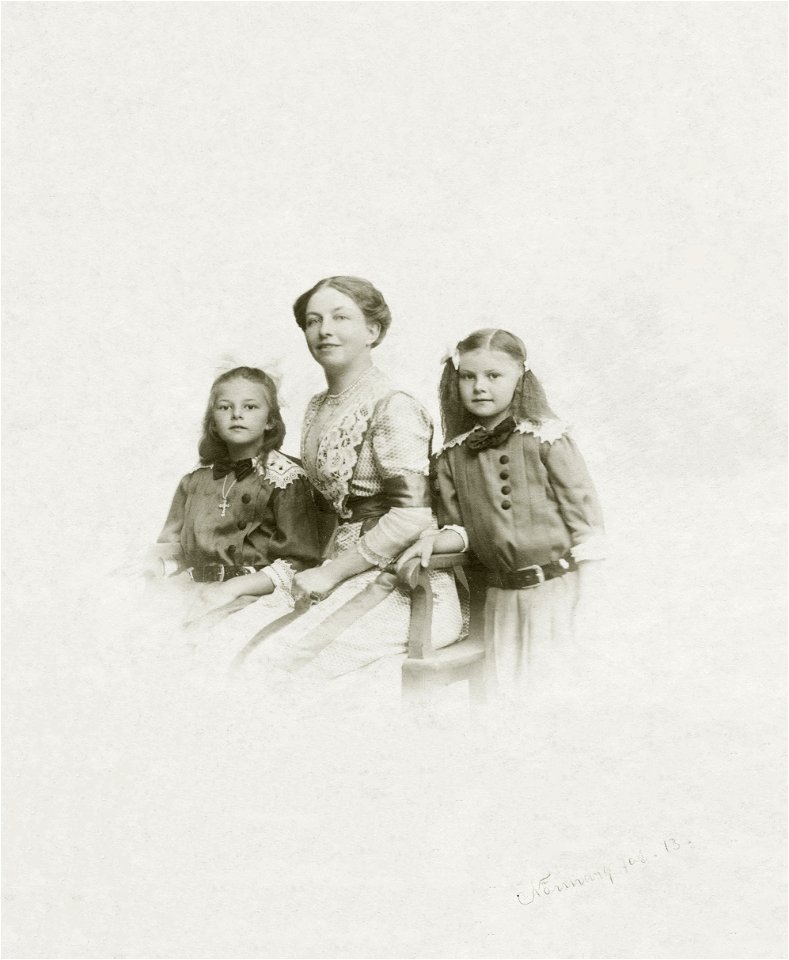 HELENE OSTASZEWSKA WITH HER DAUGHTERS 1913