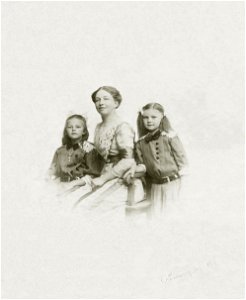 HELENE OSTASZEWSKA WITH HER DAUGHTERS 1913
