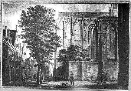 HUA-35265-Gezicht op het Domkerkhof te Utrecht uit het westen met links de huizen aan de noordzijde van het plein en rechts de Domkerk met uiterst rechts een ge