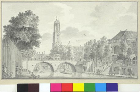 HUA-35878-Gezicht op de Oudegracht te Utrecht met de Weesbrug en rechts de voorgevels van de huizen aan de oostzijde van de gracht met de Doopsgezinde kerk en o