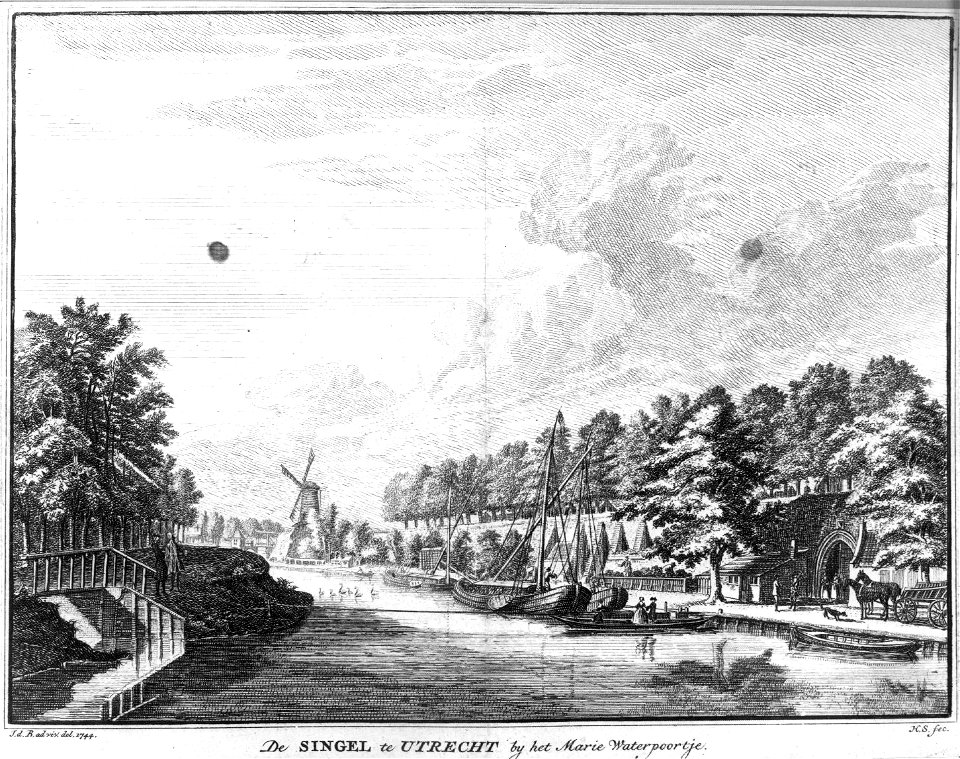 HUA-36308-Gezicht over de stadsbuitengracht op de stadswal te Utrecht met rechts het Mariawaterpoortje een doorgang in de muur links de singel met een gedeelte 