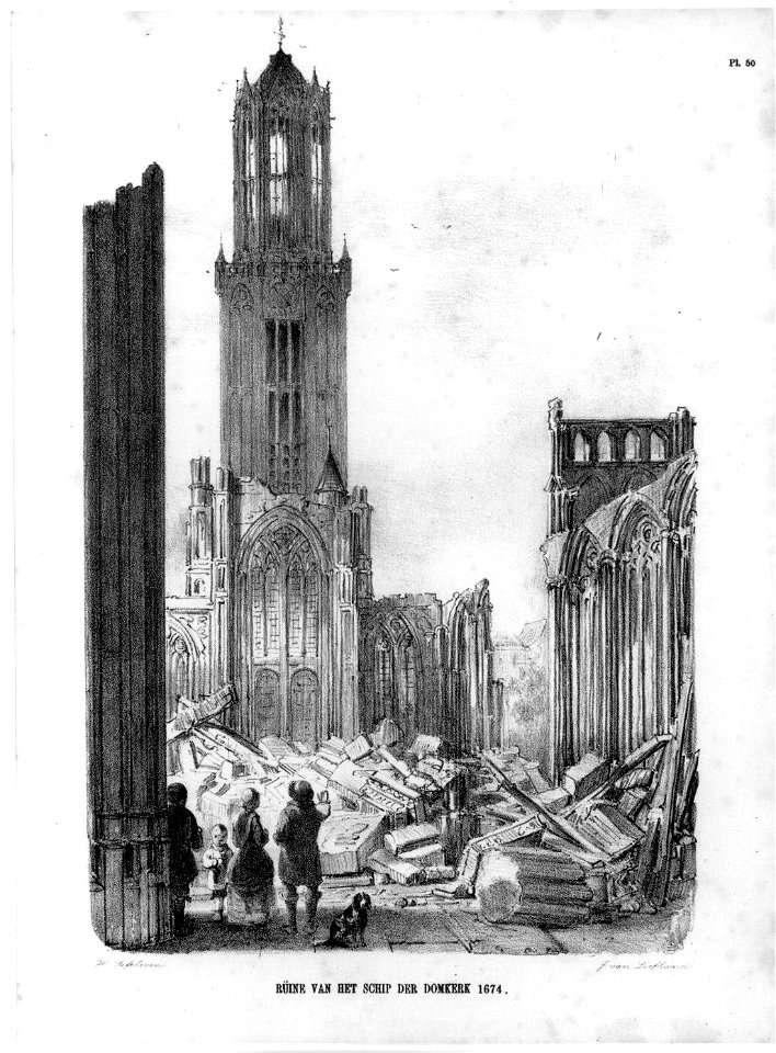 HUA-36941-Gezicht op de ruïne van het schip van de Domkerk te Utrecht uit het oosten het schip met op de achtergrond de westgevel en daarachter de Domtoren
