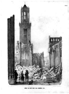 HUA-36941-Gezicht op de ruïne van het schip van de Domkerk te Utrecht uit het oosten het schip met op de achtergrond de westgevel en daarachter de Domtoren