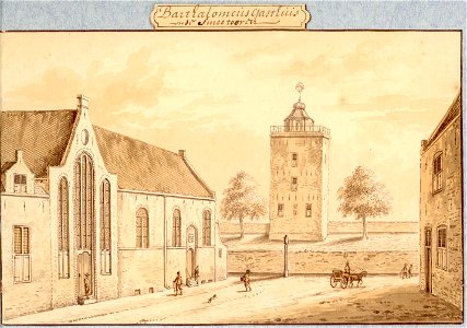 HUA-38286-Gezicht in de Lange Smeesteeg te Utrecht met links de voorgevel van het Bartholomeïgasthuis en middenachter de stadswal met de SmeetorenNB De straatna