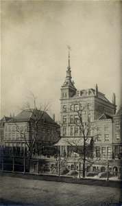 HUA-500865-Gezicht op de Oudegracht Weerdzijde te Utrecht bij de Viebrug met links het winkelpand van Galeries Modernes en rechts de kledingwinkel van Dijckhoff