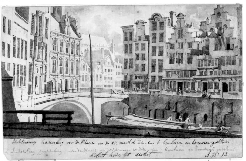 HUA-35775-Gezicht op de Oudegracht te Utrecht met de Stadhuisbrug uit het noordwesten met links het stadhuis rechts de voorgevels van de huizen aan de westzijde