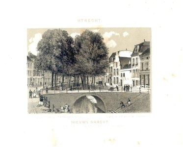 HUA-35634-Gezicht op de Nieuwegracht te Utrecht met de Paulusbrug uit het zuiden met rechts het Aartsbisschoppelijk Museum
