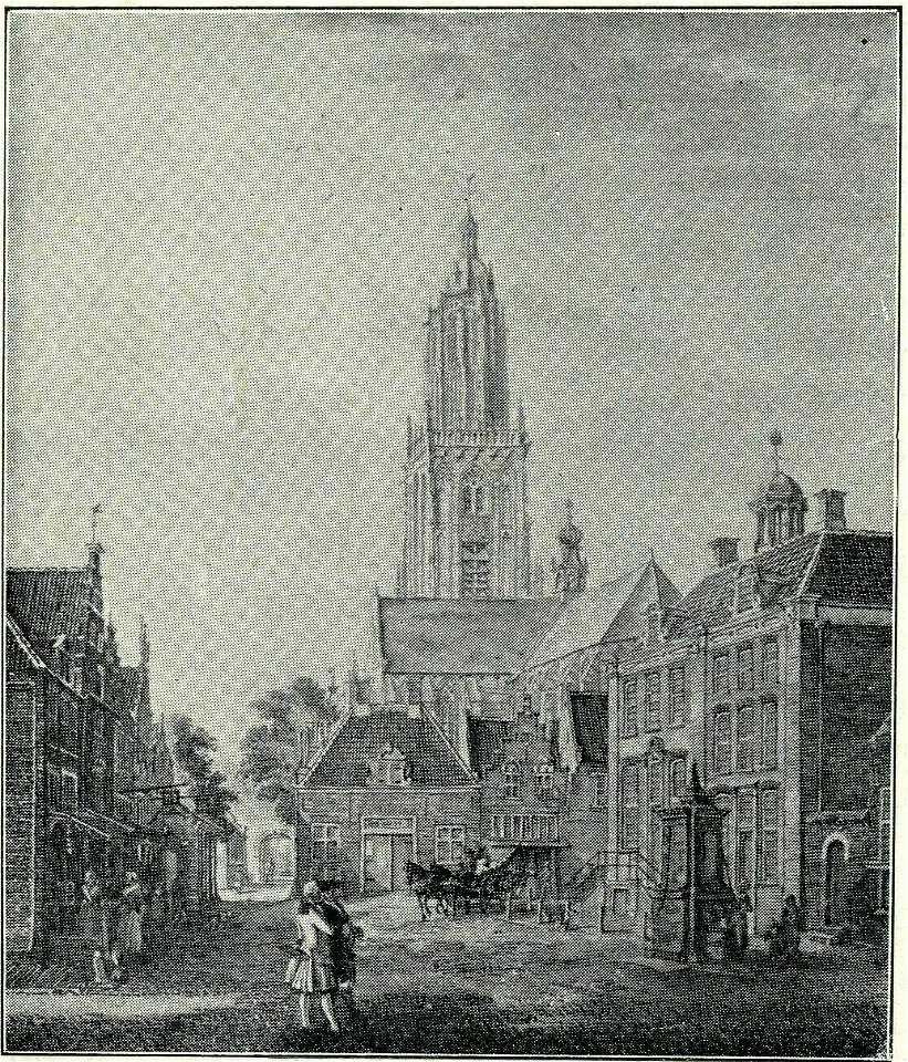 HUA-6317-Gezicht op de Markt te Rhenen met de pomp en de voor en zijgevel van het stadhuis en op de achtergrond de Cunerakerk en toren