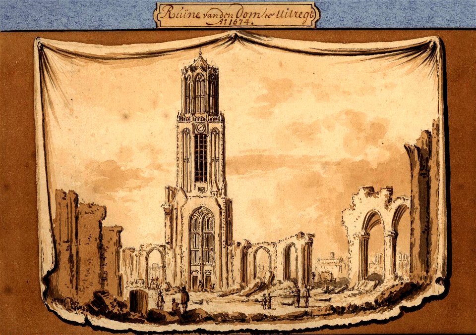 HUA-36942-Gezicht op de ruïne van het schip van de Domkerk te Utrecht uit het oosten het schip met op de achtergrond de westgevel en daarachter de Domtoren