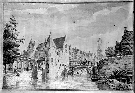 HUA-36779-Gezicht over de stadsbuitengracht te Utrecht op de Weerdpoort met de Zandbrug en op de achtergrond de huizen aan de oostzijde van de Oudegracht uit he