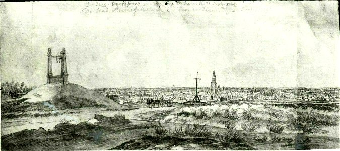 HUA-5957-Profiel van de stad Amersfoort met links op de voorgrond de Galgenberg met de stenen galg en in het midden het rad