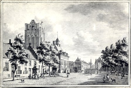 HUA-6351-Gezicht op de Markt te Wijk bij Duurstede met in het midden het stadhuis en een groepje exercerende militairen Links op de achtergrond de toren van de