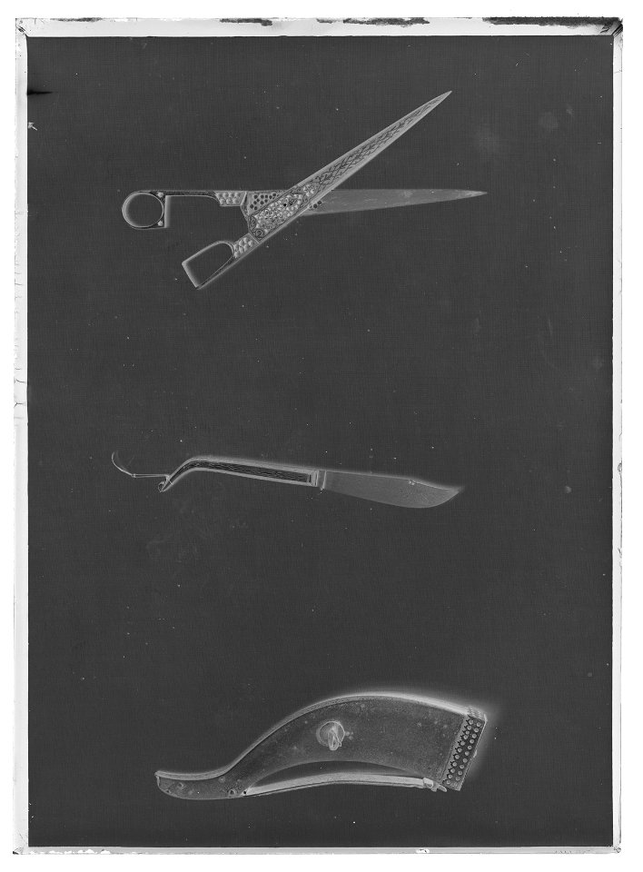 Kruthorn, sax 7365, fällkniv 7366 - Livrustkammaren - 17467-negative