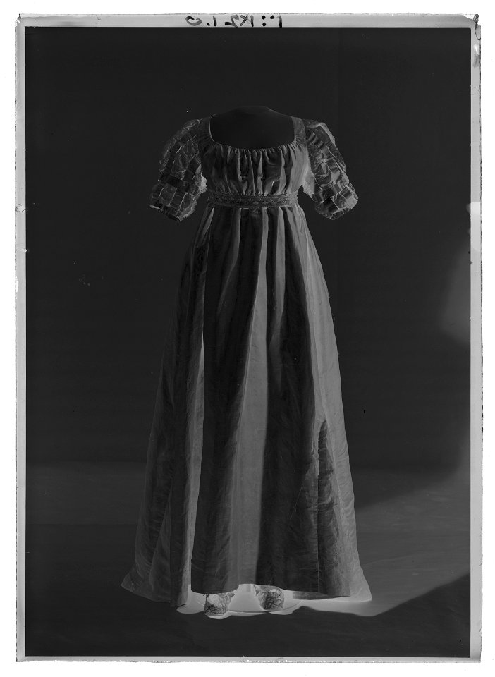 Kröningsklänning tillhörande Hedvig Elisabeth Charlotta - Livrustkammaren - 27076-negative
