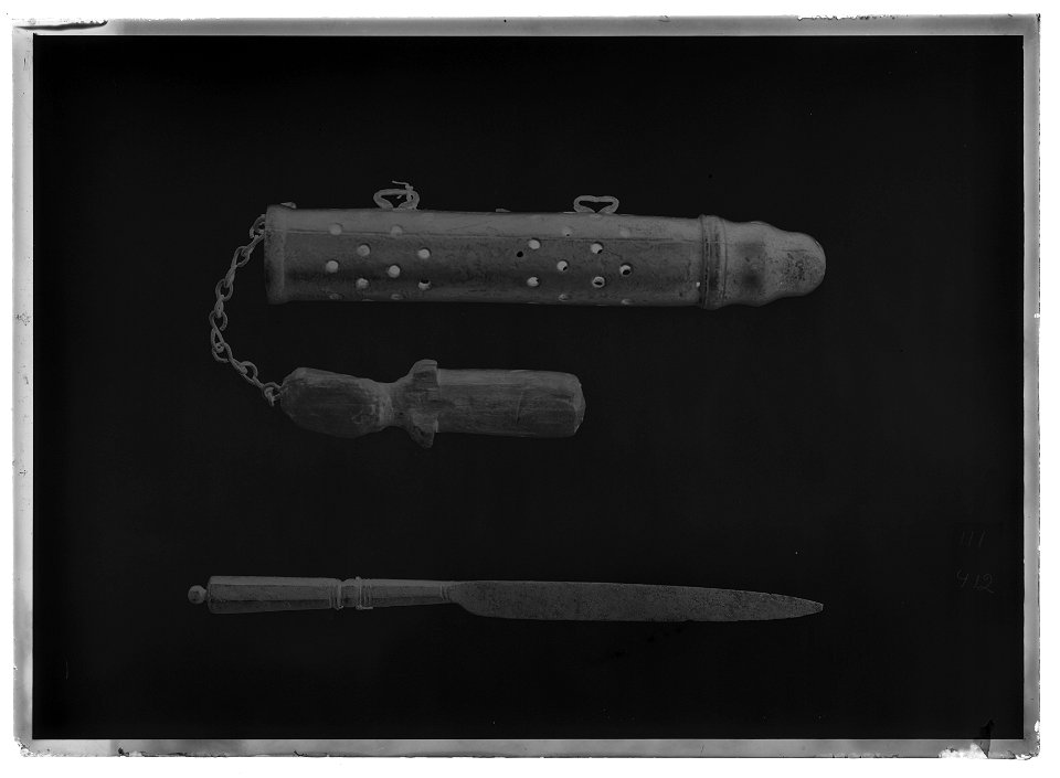 Luntbetäckare, sannolikt för grenadjär, 1600-talets slut - 1700-talets första hälft - Livrustkammaren - 34695-negative