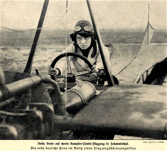Melli Beese auf ihrer Rumpler-Taube, 1911